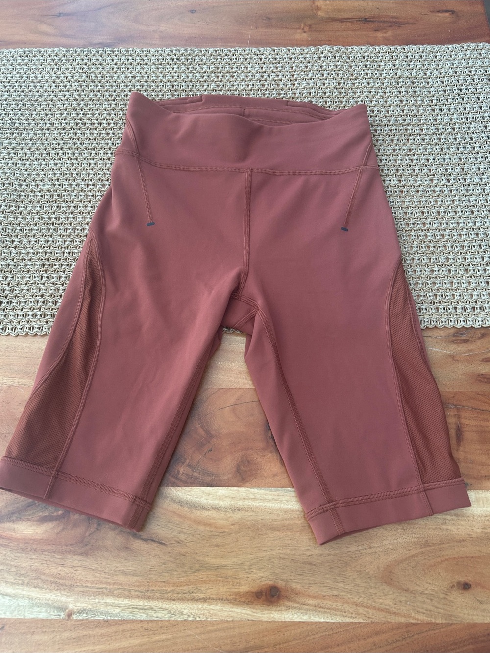 Lululemon Everlux High Rise 10” mesh detail size 4 in dark terracotta